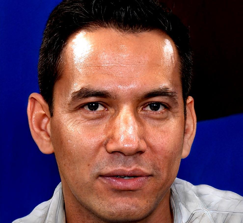 Portret Marcina Kowalskiego, dyrektora działu personalnego firmy produkcyjnej